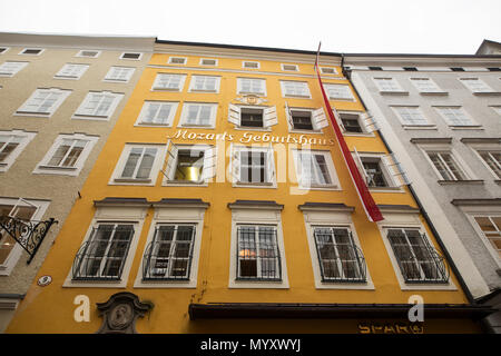 Das Geburtshaus von Wolfgang Amadeus Mozart, die Mozarts Geburtshaus, Getreidegasse in Salzburg, Österreich. Stockfoto