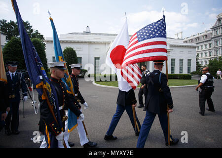 Washington, United States. 07 Juni, 2018. Militärische Color Guard bereitet sich auf die Ankunft der japanische Ministerpräsident Shinzo Abe vor einem bilateralen Treffen mit Präsident Donald Trump im Weißen Haus. Quelle: Michael Candelori/Pacific Press/Alamy leben Nachrichten Stockfoto