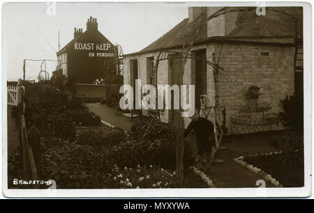 . Postkarte von Bishopstone, Swindon, England. Die Karte ist ungebraucht und unpostmarked. Der Fotograf war Fred C. Palmer von Tower Studio, Herne Bay, Kent ca. 1905-1916,- und von 6 Cromwell Street, Swindon ca. 1920-1936. Er wird geglaubt, gestorben 1936-1939 haben. Punkte des Interesses diese Seite ist unbekannt zum lebenslangen Bewohner von bishopstone. Allerdings gibt es hier einen Verweis auf die Collard Familie leben an Koast halten, Bishopstone, 1931. Die Bearbeitung dieses ungeschnittene Original print Scan hat mit Alter abgedunkelt, aber es wäre unangemessen, um die Helligkeit einzustellen, weil Detail verloren gehen würde. Es ist Vorschlagen Stockfoto