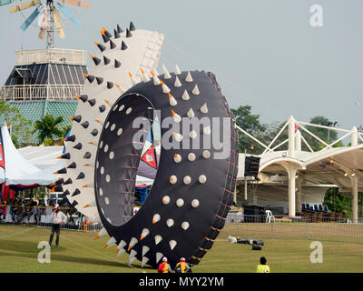 Zwei bol kites Am Pasir Gudang Welt Kite Festival 2018 in Johor, Malaysia fliegen. Stockfoto