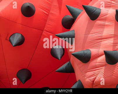 Detail aus zwei Luft gefüllt, Rot und Schwarz, stationäre Drachen. Stockfoto