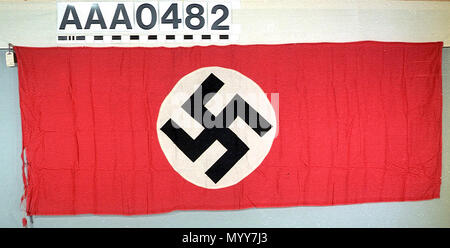 . Englisch: die Nazi-deutschen Banner (1935-1945) Nazi-deutschen Banner (1935-1945). Baumwolle, Maschine genäht, bedruckt. Seil befestigt. Rotes Feld mit weißen Scheibe in das schwarze Hakenkreuz. . 1935-1945. Unbekannt 74 Ns-deutschen Banner (1935-1945) RMG RP 17 5 Stockfoto