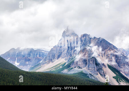 Moränen auf dem Gletscher des Mount Lefroy und Mount Victoria können auf der Ebene von sechs Gletscher am Lake Louise, Banff National Park gesehen werden. Stockfoto