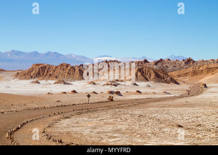 Chilenische Landschaft, unbefestigte Straße auf das Tal des Mondes. Chile panorama Stockfoto