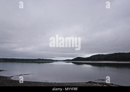 Machais, Maine, USA: Blick auf den Fluss Machais an einem bewölkten Herbst Tag. Stockfoto