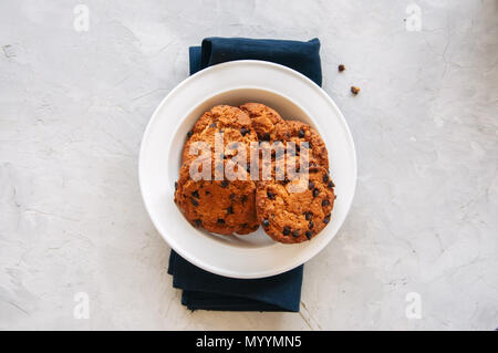 Hausgemachten Schokoladenkekse in eine weiße Platte. Top ansehen und kopieren. Stockfoto