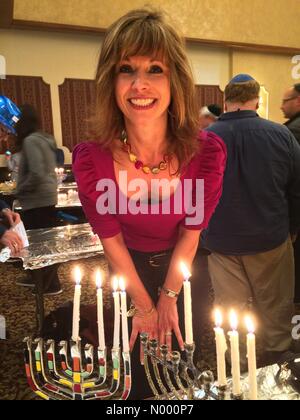 Merrick, Nassau County, Long Island, New York, USA. 18. Dezember 2014. Margaret Biegelman von Merrick, hat 4 Kerzen auf ihr Hanukkah Menorah im jüdischen Zentrum Merrick versuchen wieder Guinness-Weltrekord für "Menorot beleuchtet am besten an einem Ort zur gleichen Zeit." Bildnachweis: Aparry / StockimoNews/Alamy Live News Stockfoto