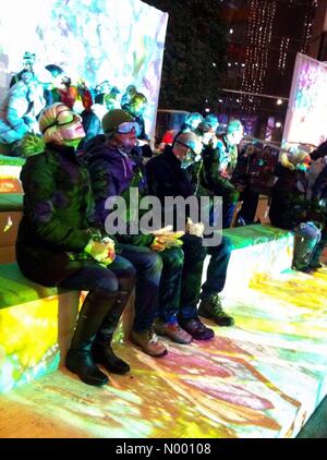 Helsinki, Finnland. 7. Januar 2015. Publikum Lichtleistung von Immanuel Pax Sanoma House während Lux Helsinki Festival genießen. Die internationale Veranstaltung dauert bis 8. Jan Credit: © Heini Kettunen / StockimoNews/Alamy Live News Stockfoto