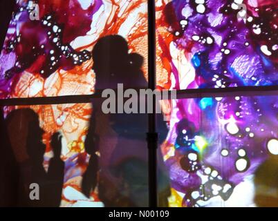 Helsinki, Finnland. 7. Januar 2015. Publikum genießen Lichtleistung von Immanuel Pax Sanoma House während Lux Helsinki Festival, das dauert bis 8. Jan Credit: © Heini Kettunen / StockimoNews/Alamy Live News Stockfoto