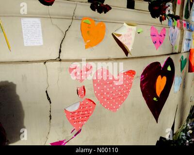 London, UK. 9. Januar 2015. Hommagen an die Opfer der terroristischen Angriff auf die Büros des Charlie Hebdo außerhalb der französischen Botschaft in London -9/01/14 Credit: PHC Images1/StockimoNews/Alamy Live News Stockfoto