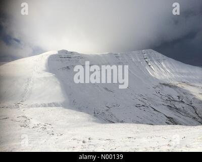 Brecon Beacons National Park, Powys, UK. 16. Januar 2015.  Pen y Fan, der höchste Gipfel im Brecon Beacons National Park, South Wales, bedeckt mit einer dicken Schneedecke. Bildnachweis: Haydn Denman/StockimoNews/Alamy Live-Nachrichten Stockfoto