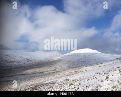 Brecon-Beacons-Nationalpark, Merthyr Tydfil, Powys, UK. 16. Januar 2015.  Pen y Fan, der höchste Gipfel im Brecon Beacons National Park, South Wales, bedeckt mit einer dicken Schneedecke. Bildnachweis: Haydn Denman/StockimoNews/Alamy Live-Nachrichten Stockfoto