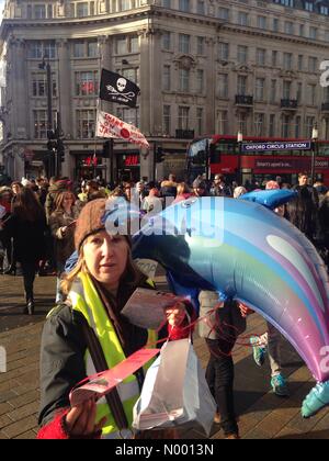 London, UK. 17. Januar 2015. Demonstranten März auf der Oxford Street in London zur Sensibilisierung für die 20.000 Wale und Delfine abgeschlachtet jedes Jahr in Taiji, Japan. Bildnachweis: Chris Pringle und Rebecca Andrews/StockimoNews/Alamy Live-Nachrichten Stockfoto