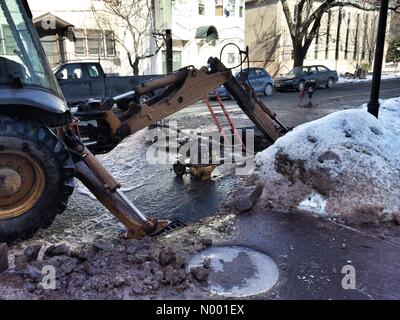 New Brunswick, New Jersey, USA. 18. Februar 2015. Hauptwasserleitung Pause in New Brunswick, New Jersey, die Middlesex County Familie Gerichtsgebäude Kredit geschlossen: JimNest / StockimoNews/Alamy Live News Stockfoto