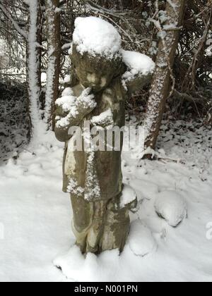 Merrick, New York, USA. 20. März 2015. Merrick, New York, USA. Long Island hat eine Schneefall am ersten Tag des Frühlings zum ersten Mal in 50 Jahren, 1965. Outdoor-Statue von niedliche kleine Mädchen steht umgeben von Schnee. Bildnachweis: Aparry/StockimoNews/Alamy Live-Nachrichten Stockfoto