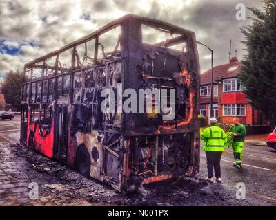 London, UK. 21. März 2015. Bus in Forest Hill Road, London Credit ausgebrannt: GILBERT MURRAY/StockimoNews/Alamy Live News Stockfoto