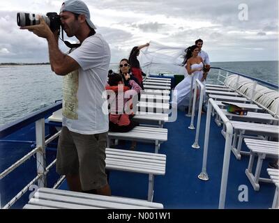 Brasilien, Rio Grande do Sul, Torres, ベイラ・マール通り 1718. 28. März 2015. Meeressäuger Forscher Paulo Ott beobachten Seelöwen in einem Ausflugsboot in Torres am 28. März 2015. Bildnachweis: Rodrigo Baleia/StockimoNews/Alamy Live-Nachrichten Stockfoto