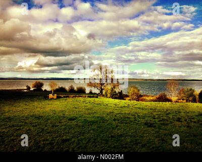 Enniskillen, Fermanagh, UK. 26. April 2015. Großbritannien Wetter. Sonnig über unteren Lough Erne in Grafschaft Fermanagh, Nordirland Credit: Richard Wayman/StockimoNews/Alamy Live News Stockfoto