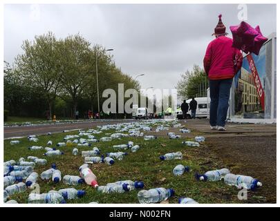 London, UK. 26. April 2015. London Marathon 2015: Wasserflaschen Wurf auf die Seite der Straße nach den London-Marathon. Bildnachweis: Bee667/StockimoNews/Alamy Live-Nachrichten Stockfoto