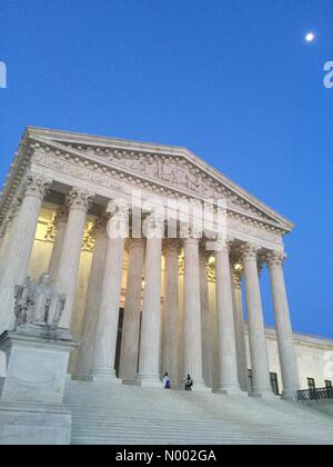 Washington DC, USA. 28. April 2015. Mond über der oberste Gerichtshof der Vereinigten Staaten. Bildnachweis: Jeffrey / StockimoNews/Alamy Live News Stockfoto