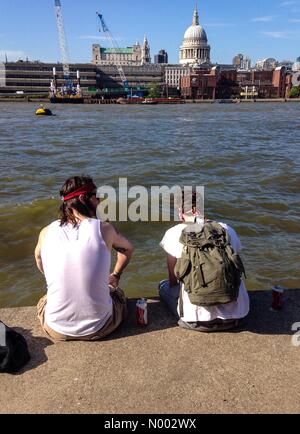 London, UK. 21. Mai 2015. Zwei Männer genießen die Nachmittagssonne am Ufer der Themse. Bildnachweis: Paul Swinney/StockimoNews/Alamy Live-Nachrichten Stockfoto