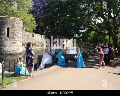 Wells, Somerset, Großbritannien. 23. Mai 2015. UK-Wetter: wunderschön sonnigen Tag in Wells, Somerset. Hochzeit außerhalb der Bischofspalast. Bildnachweis: Lee Moran/StockimoNews/Alamy Live-Nachrichten Stockfoto