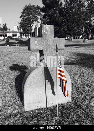 24. Mai 2015 sind unter Beachtung des Memorial Day, fast 3.000 Flaggen auf den Gräbern der Veteranen an der Santa Barbara Friedhof, Kalifornien USA abgelegt. Stockfoto