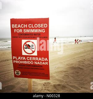 Manhattan Beach, Kalifornien, USA. 28. Mai 2015. Ein geschlossener Strand-Zeichen "und" Clean Team reinigt Öl am Strand von einer jüngsten Oil Spill. Manhattan Beach, Kalifornien, USA. Bildnachweis: Ryan Cardone / StockimoNews/Alamy Live News Stockfoto