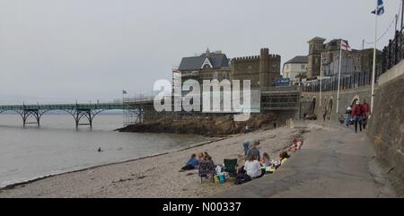 Clevedon, North Somerset, UK. 30. Mai 2015. UK-Wetter: Familien haben BBQs an Clevedon Strand in Somerset, wie Schwimmer aus dem Wasser Kredit kommen: © Lee Moran/StockimoNews/Alamy Live News Stockfoto