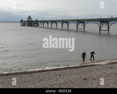 Clevedon, North Somerset, UK. 30. Mai 2015. UK-Wetter: Schwimmer kommen aus dem Wasser von Clevedon Pier in North Somerset. Bildnachweis: Lee Moran/StockimoNews/Alamy Live-Nachrichten Stockfoto