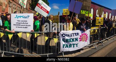 Preston, Lancashire, UK. 23. Juni 2015. Anti-Fracking Demonstranten zeigen außen Preston Ratssaal im Vorgriff auf die Räte, die bevorstehende Entscheidung Credit: Cernan Elias / StockimoNews/Alamy Live News Stockfoto