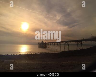 Clevedon, North Somerset, UK. 25. Juni 2015. UK-Wetter: die Sonne untergeht, Clevedon Pier in Somerset. Bildnachweis: Lee Moran/StockimoNews/Alamy Live-Nachrichten Stockfoto