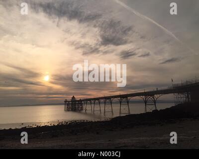 Clevedon, North Somerset, UK. 25. Juni 2015. UK-Wetter: die Sonne untergeht, Clevedon Pier in Somerset. Bildnachweis: Lee Moran/StockimoNews/Alamy Live-Nachrichten Stockfoto