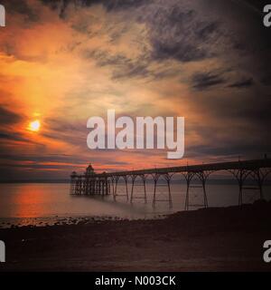 Clevedon, North Somerset, UK. 25. Juni 2015. UK-Wetter: die Sonne untergeht, Clevedon Pier in Somerset Credit: © Lee Moran/StockimoNews/Alamy Live News Stockfoto