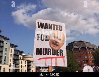 Ein Plakat mit einem Foto von Arbeits- und Rentenministerium Sekretärin, Iain Duncan Smith MP, und der Slogan "WANTED FOR MURDER" bei einer Demonstration gegen Sparpolitik in Bristol, UK, 8. Juli 2015 Stockfoto