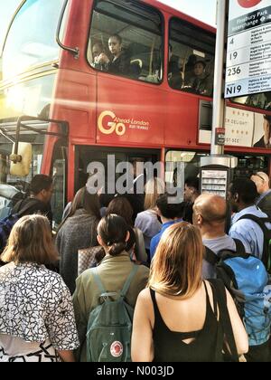 London, UK. 9. Juli 2015. Massen, die versuchen, auf London Busse im Finsbury Park durch das Rohr Juli schlagen 9. 2015 Credit: Neil Juggins / StockimoNews/Alamy Live News Stockfoto