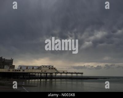 Aberystwyth, Wales, UK. 10. Juli 2015. Sturm Wolken über Aberystwyth Pier nach einem Tag voller herrlich heißes Sommerwetter. Aberystwyth Wales UK Freitag, 10. Juli 2015 Credit: Keith Morris / StockimoNews/Alamy Live News Stockfoto