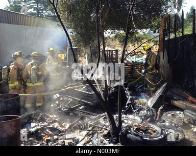 Graton, Kalifornien, USA. 14. Juli 2015. Eine Struktur-Feuer in Graton, Kalifornien bringt eine Antwort von mehreren Feuerwehren. Bildnachweis: John Blair / StockimoNews/Alamy Live News Stockfoto