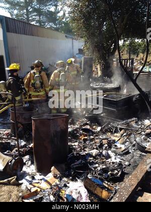 Graton, Kalifornien, USA. 14. Juli 2015. Eine Struktur-Feuer in Graton, Kalifornien bringt eine Antwort von mehreren Feuerwehren. Bildnachweis: John Blair / StockimoNews/Alamy Live News Stockfoto