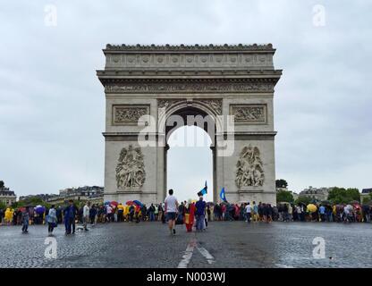 Paris, Frankreich. 26. Juli 2015. Menschen versammeln sich um den Arc de Triomphe in Paris für die letzte Etappe der Tour de France 2015 auf den Champs-Elysées. Bildnachweis: David rktmg/StockimoNews/Alamy Live-Nachrichten Stockfoto