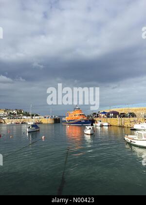 Mousehole, Penzance, Cornwall, UK. 15. August 2015. Mousehole, Cornwall, Großbritannien. 15. August 2015. UK-Wetter. Trocken, aber bewölkt für die Ankunft der Newlyn RNLI-Boot am Mousehole Karneval. Bildnachweis: Simon Yates/StockimoNews/Alamy Live-Nachrichten Stockfoto