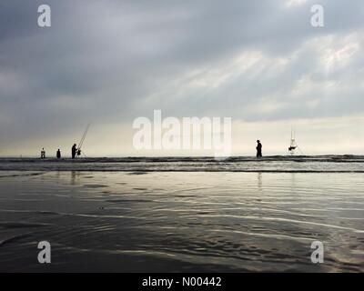 Waterloo, Liverpool, Merseyside, England. 22. August 2015. Warmen bewölkten Nachmittag am Crosby Strand. Meeresangeln auf die ausgehende Flut. Bildnachweis: ALAN EDWARDS/StockimoNews/Alamy Live-Nachrichten Stockfoto