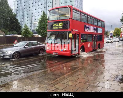 London, UK. 26. August 2015. UK-Wetter: Busse und Autos zu verhandeln Hochwasser als sintflutartige Regenfälle in Verbindung mit einem Platzen Hauptwasserleitung Ursache schweren Überschwemmungen auf der Edgware Road (A5) in Colindale, London, UK. Bildnachweis: Jamie Gladden / StockimoNews/Alamy Live News Stockfoto