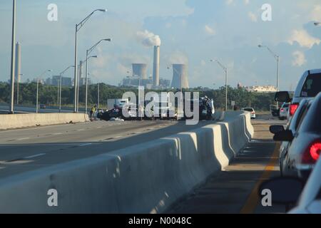 Jacksonville, Florida, USA. 8. September 2015. Unfall bei Dames Point Bridge, ich 295, über Saint John River. 05:45, die ein schwarzes Auto fuhr gegen Norden Verkehr auf der South gebunden Seite der Brücke. Stürzte mit einem Pick up Truck. Bildnachweis: Roosevelt Jackson Altez Raltez / StockimoNews/Alamy Live News Stockfoto