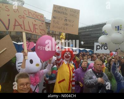 Helsinki, Finnland. 18. Sep, 2015. 18. September 2015, Hauptbahnhof, Helsinki, Finnland. Rund 30 000 protestieren gegen Govermnent der Arbeitsmarktreform Paket Finnen. Arbeitnehmer in Finnland inszeniert eine Massenkundgebung in die Stadt Helsinki. Bildnachweis: Heini Kettunen/StockimoNews/Alamy Live-Nachrichten Stockfoto