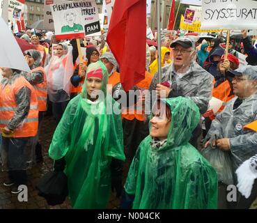 Helsinki, Finnland. 18. Sep, 2015. 18. September 2015, Hauptbahnhof, Helsinki, Finnland. Rund 30 000 protestieren gegen Regierung die umstrittene Arbeitsmarktreform Paket in die Stadt Helsinki Finnen. Bildnachweis: Heini Kettunen/StockimoNews/Alamy Live-Nachrichten Stockfoto