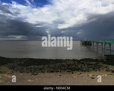 Clevedon Pier, Somerset, Wales, UK. 18. September 2015. UK-Wetter: eine Regenwolke kann an der walisischen Küste in der Nähe von Clevedon Pier in North Somerset gesehen werden. Bildnachweis: Lee Moran / StockimoNews/Alamy Live News Stockfoto