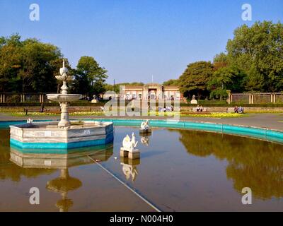 UK Wetter 4. Oktober klaren blauen Himmel am sonnigen Sonntagnachmittag im Stanley Park, Blackpool Stockfoto