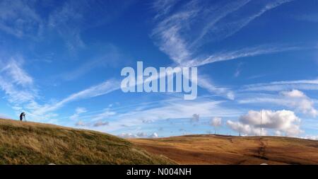 UK Wetter 19. Oktober. Schönen sonnigen Herbsttag bei Rivington in Lancashire. Fotograf auf Rivington Hecht mit Blick auf Winter Hill TV Sender. Stockfoto