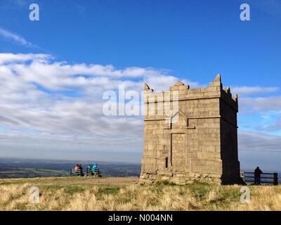 UK Wetter 19. Oktober. Schönen sonnigen Herbsttag bei Rivington in Lancashire. Menschen betrachten von Rivington Hecht Stockfoto